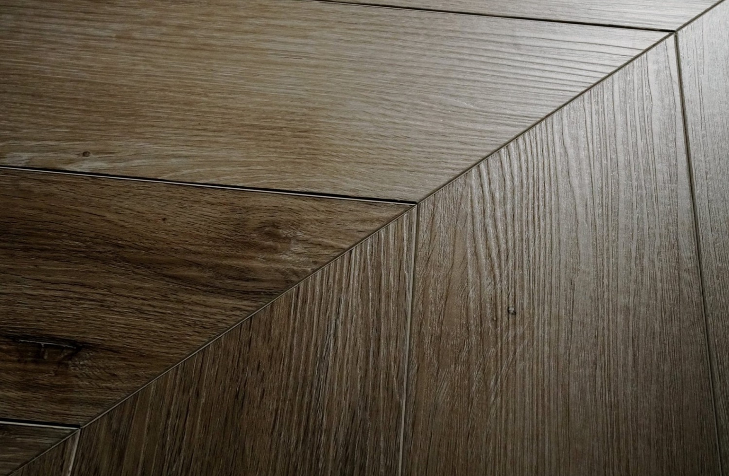 Клеевой виниловый пол Damy Floor Chevron LVT Версаль 600x127x2.5 мм, упаковка 3,048 м Клеевой виниловый пол Damy Floor Chevron LVT Версаль 600x127x2.5 мм, упаковка 3,048 м